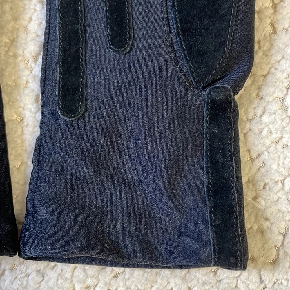 Isotoner ladies soft gloves with case